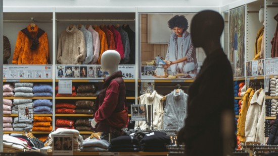 အထည်လက်လီအရောင်းဆိုင်ရှိ RFID- ဘက်စုံအဆင့်အသုံးချမှုများနှင့် လက်ရှိစိန်ခေါ်မှုများ